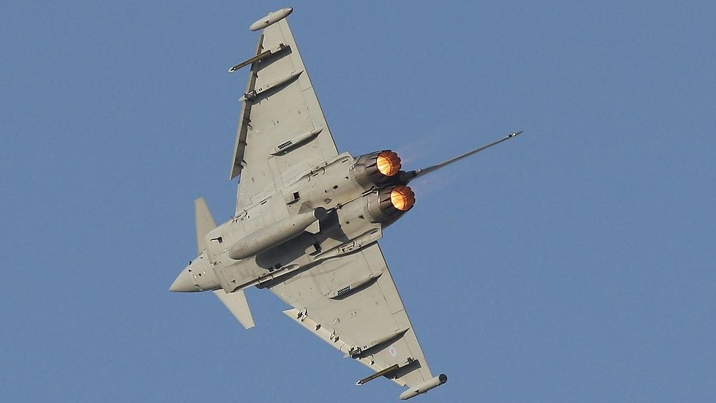 Kuvassa Eurofighter Typhoon -hävittäjä.