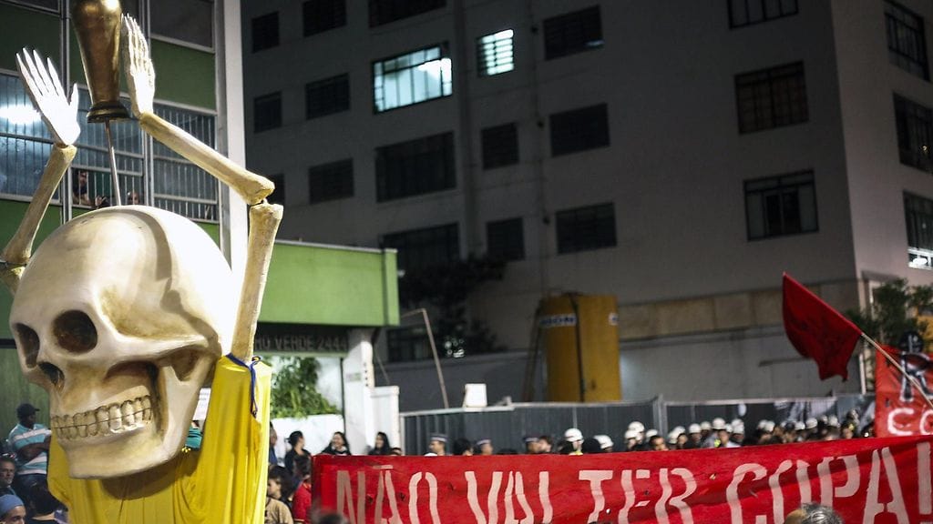 Jalkapallon MM-kisoja vastustavien mielenosoitus Sao Paulossa Brasiliassa viime kuussa.