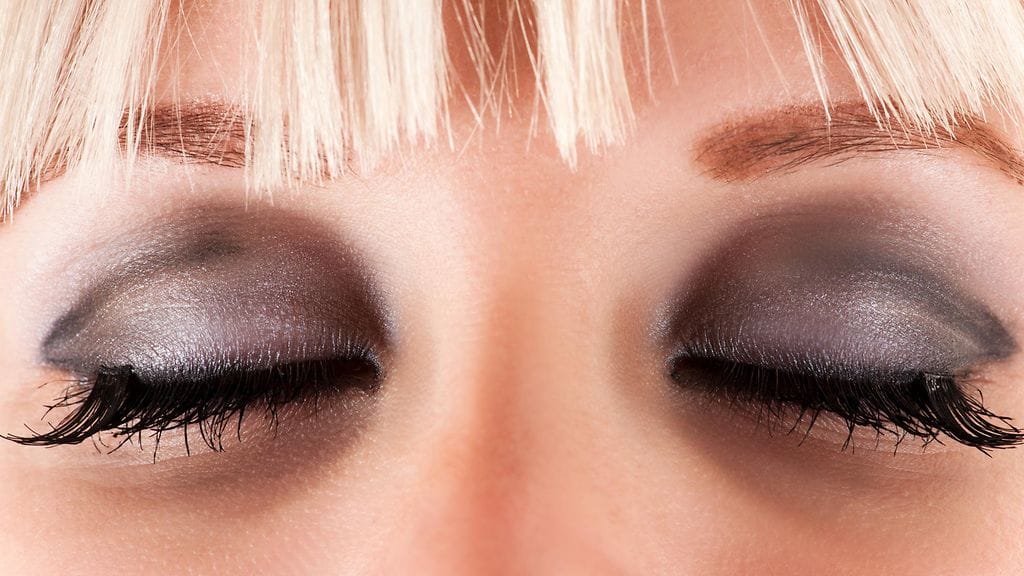 tumma silmämeikki