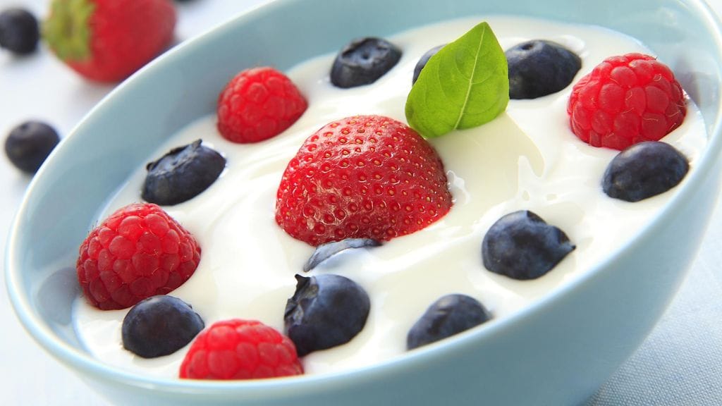 Maustamattomat jogurtit maistuvat esimerkiksi marjojen kanssa.