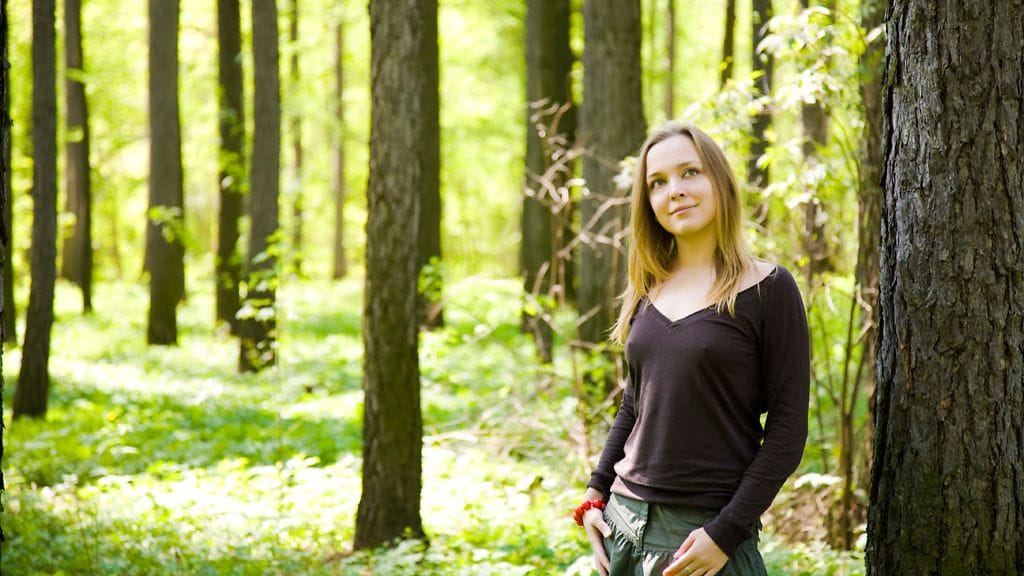 Nainen metsässä kesällä