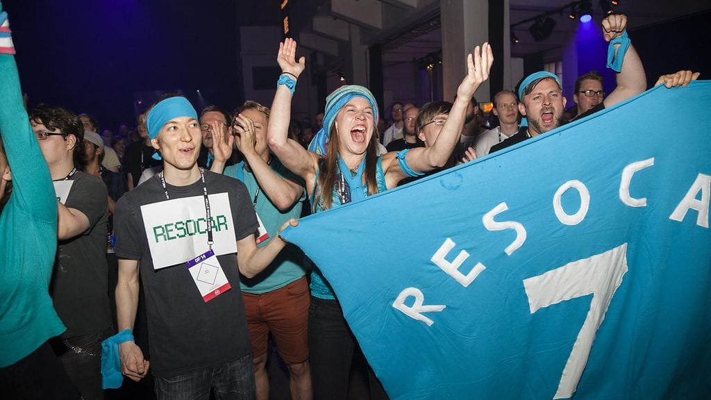 Suomalaisjoukkueen Team Resocar:in kannattajia ja muuta yleisöä koodauksen maailmanmestaruuskisoissa Hello World Open 2014 -tapahtumassa Helsingissä tänään.