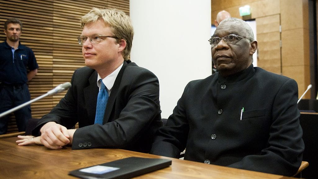 Avustaja Ville Hoikkala ja elinkautiseen tuomittu Francois Bazaramba