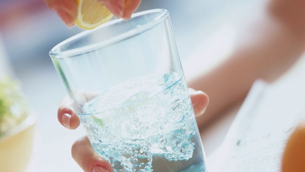 Juo tarpeeksi vettä ja jaksat painaa salille tehokkaammin.