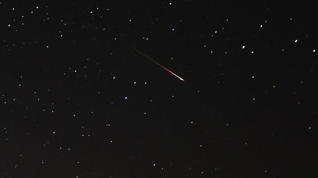 Kuvituskuva. Perseidien meteoriparveen kuuluva tähdenlento vuonna 2012. Kuva: Jorma Koski