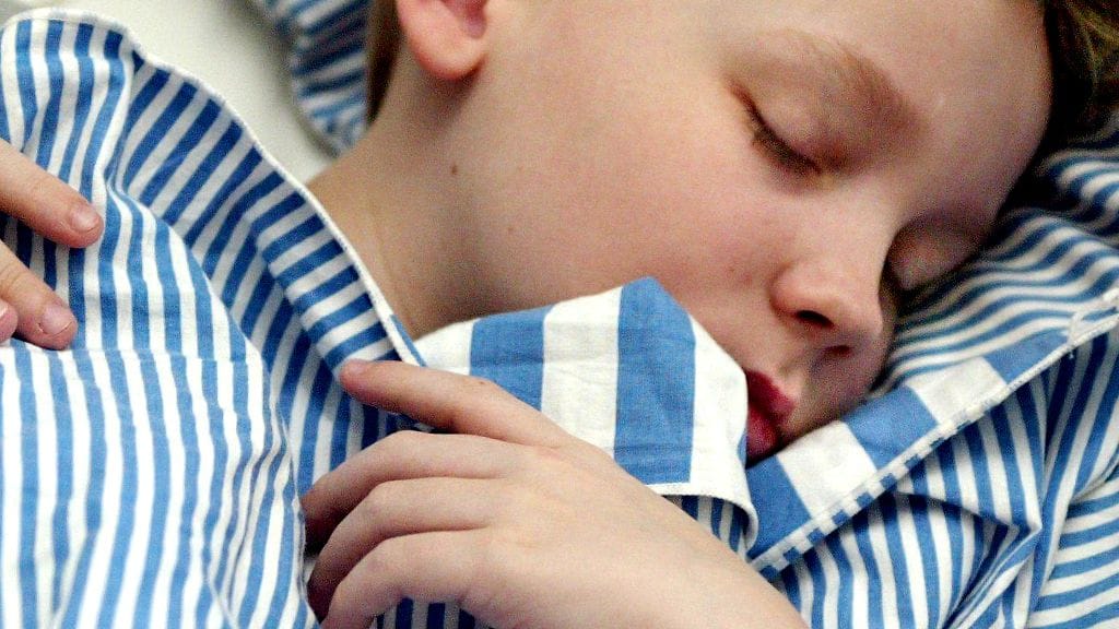 Lapsen unirytmi voi häiriintyä monesta syystä. Kuvan lapsi ei liity juttuun.