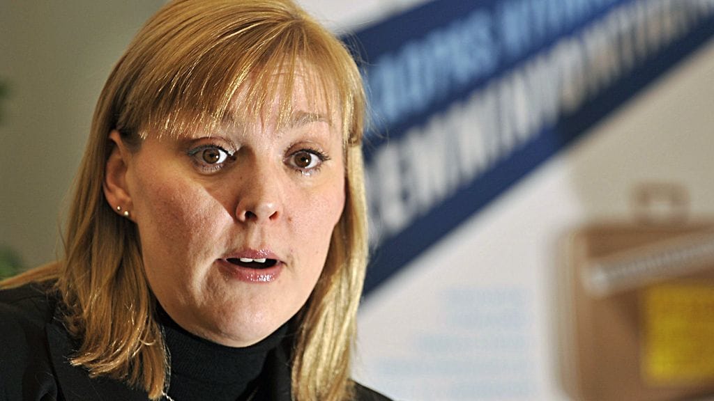 Kokoomuksen puoluesihteeri Taru Tujunen muistuttaa, että kokoomuksen nuorten liitto on kuitenkin itsenäinen järjestö, jolla on täysi sananvapaus.