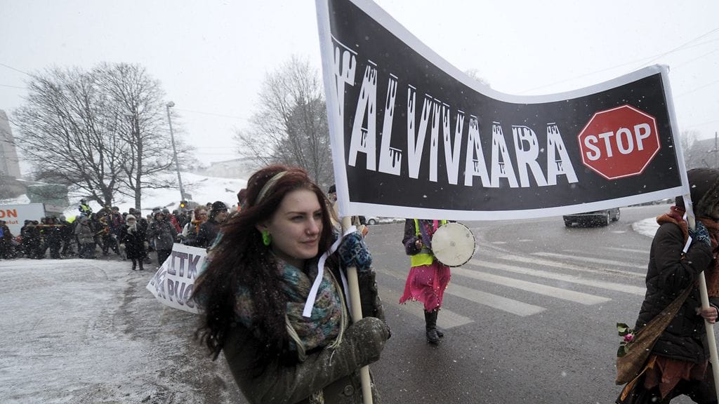Mielenosoitus päivällä lähdössä liikkeelle eduskuntatalon edustalta kiertämään Helsingin keskustan katuja.