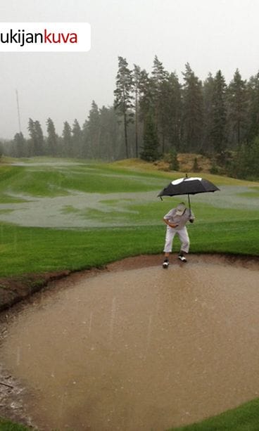 Raaseporin Nordcenterissä golfkenttä suljettiin kun rankkasateen aiheuttamat tulvat täyttivät kentän bunkkereita myöden.