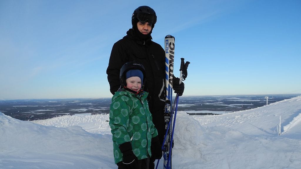Helsinkiläinen Joona viettää hoiihtolomaa kummisetänsä Marko Huhtalan kanssa.