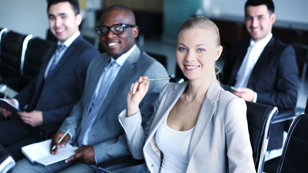 Bisnesihmisiä koulutuksessa