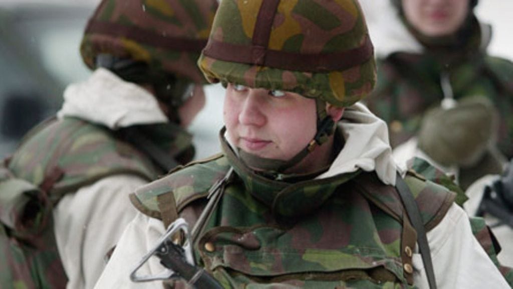 Enemmistö asepalveluksen suorittavista naisista koulutetaan erityistaitoja vaativiin tehtäviin. Kuvituskuva.