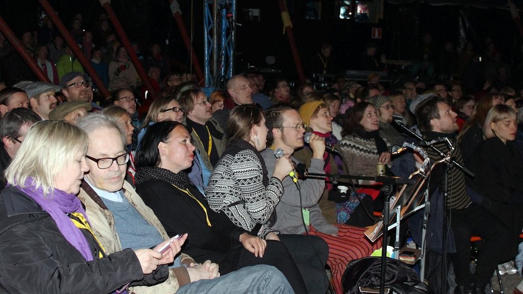Festivaalijohtaja Peter von Bagh (2. vas.) johdatti yleisön Kurkvaara-karaoken tunnelmaan Sodankylän elokuvajuhlien elokuvakaraokessa lauantain vastaisena yönä 14. kesäkuuta 2014