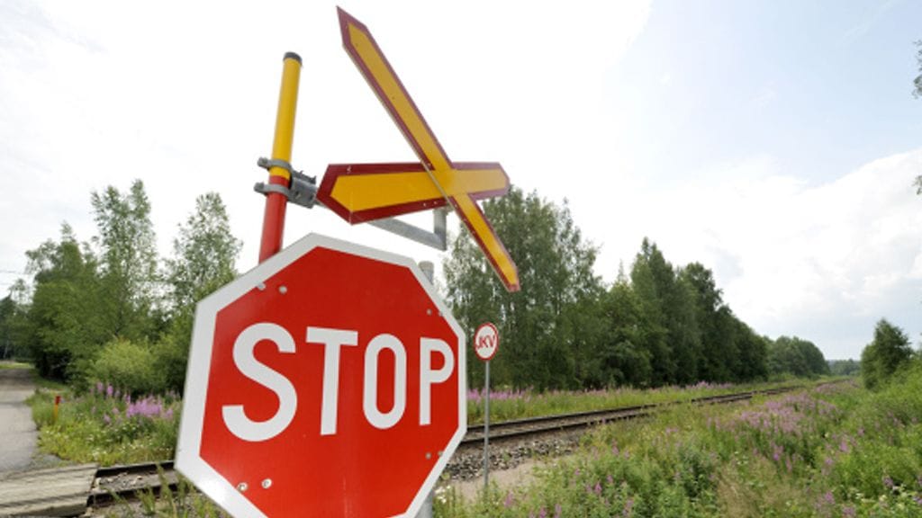 Tasoristeyksestä puuttui yksi puomi, joka poliisin mukaan saattoi osaltaan vaikuttaa onnettomuuteen.