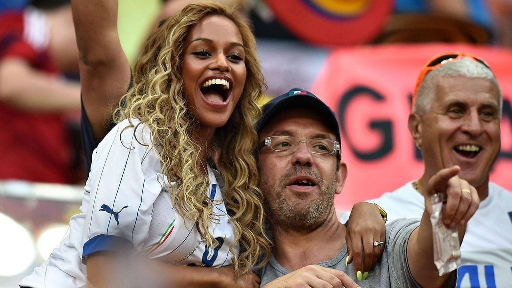 Mario Balotellin kihlattu Fanny Neguesha villiintyi miehensä tekemästä voittomaalista.