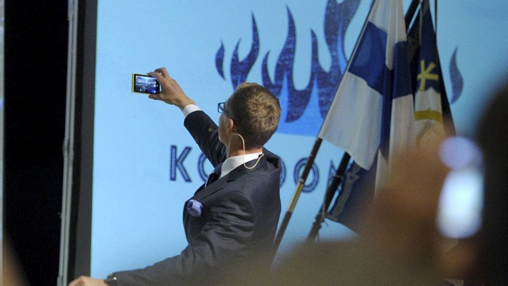 Alexander Stubb otti myös selfien linjapuheensa lopuksi tultuaan valituksi kokoomuksen puheenjohtajaksi kesän puoluekokouksessa.
