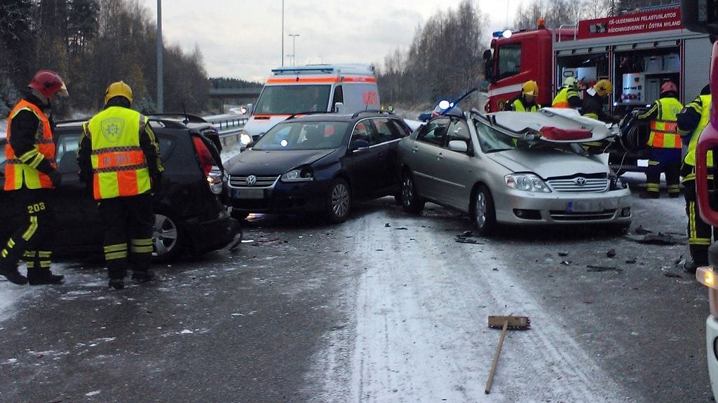 Rekka-auto jäi jumiin ylämäkeen Porvoossa Kaivokadulla.