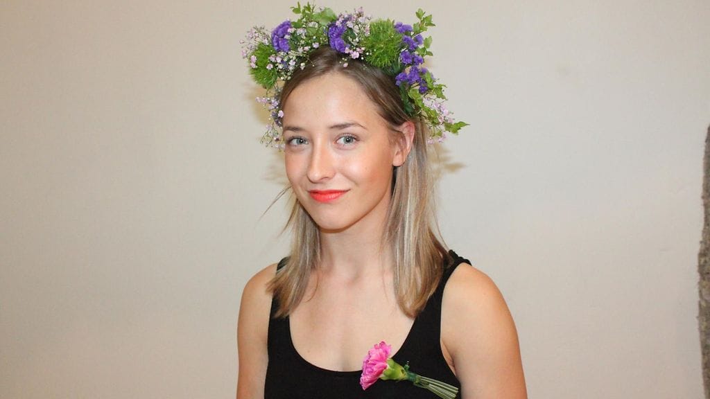 Kaunis seppele luo juhannuslookin. Kuvassa Laura Väinölän taidonnäyte.