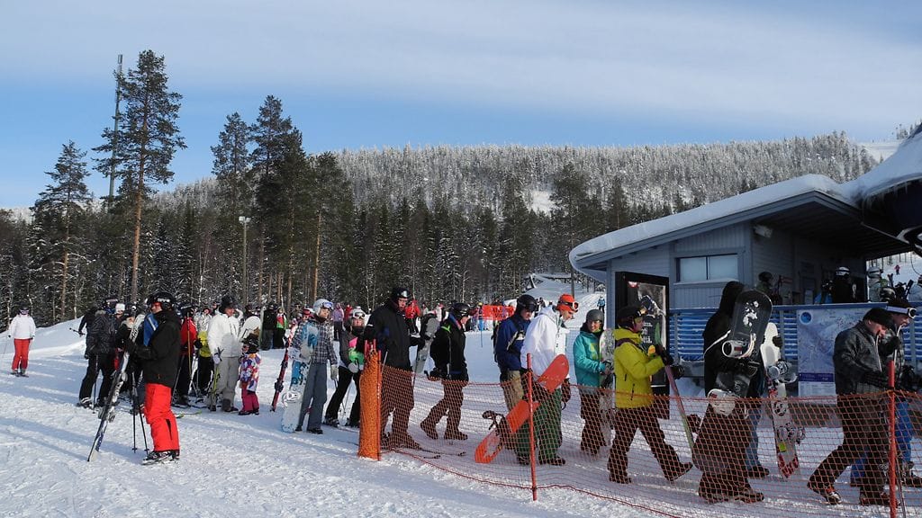 Lomalaisilta vaaditaan myös valttia. Villkaimpina aikoina hissiin ei pääse jonottamatta.