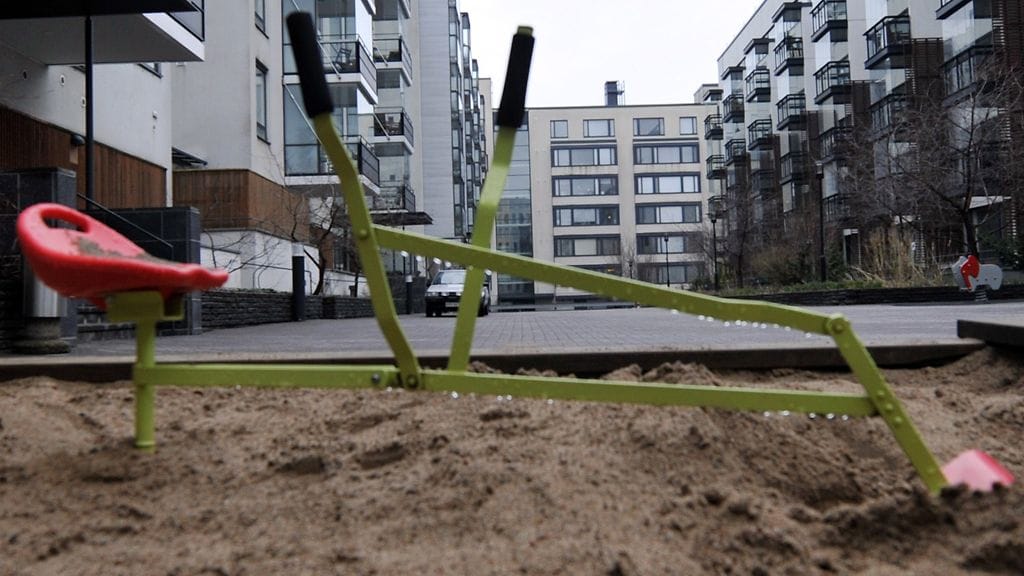 Hiekkalaatikko ja lasten kaivuri kerrostalon pihalla, missä surmattu perhe asui, Bulevardilla Helsingissä kuvattuna lauantaiaamuna 14. huhtikuuta 2012.