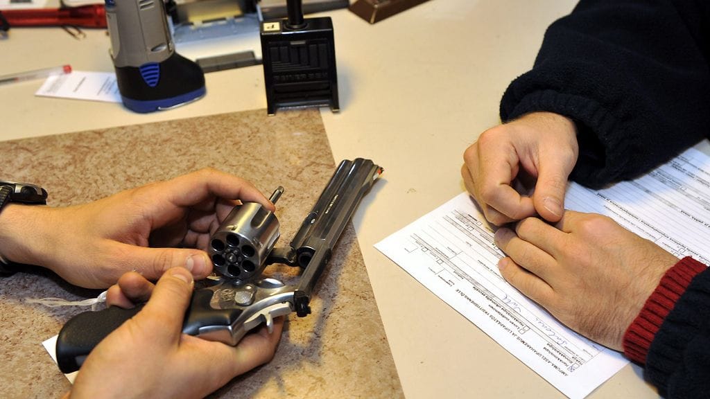 Soveltuvuustesteistä on tarkoitus luopua, ja hakijan soveltuvuutta arvioitaisiin entistä yksilöllisemmällä haastattelulla ja hyödyntämällä viranomaisella jo olevia tietoja.