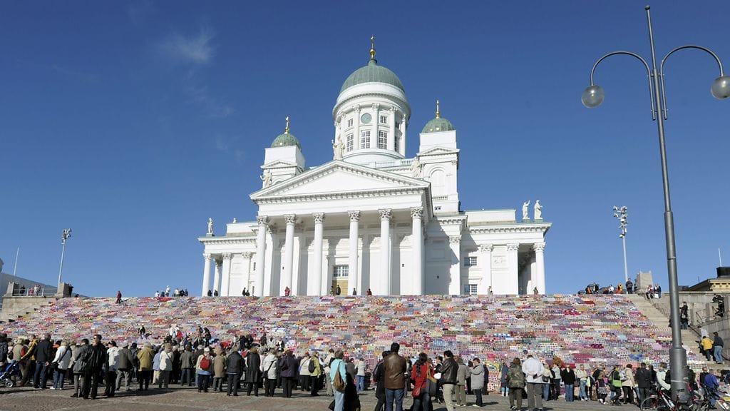 -Marttaliitto, Tekstiiliopettajaliitton ja Novita levittivät kauniissa aurinkoisessa säässä tilkkupeittoja