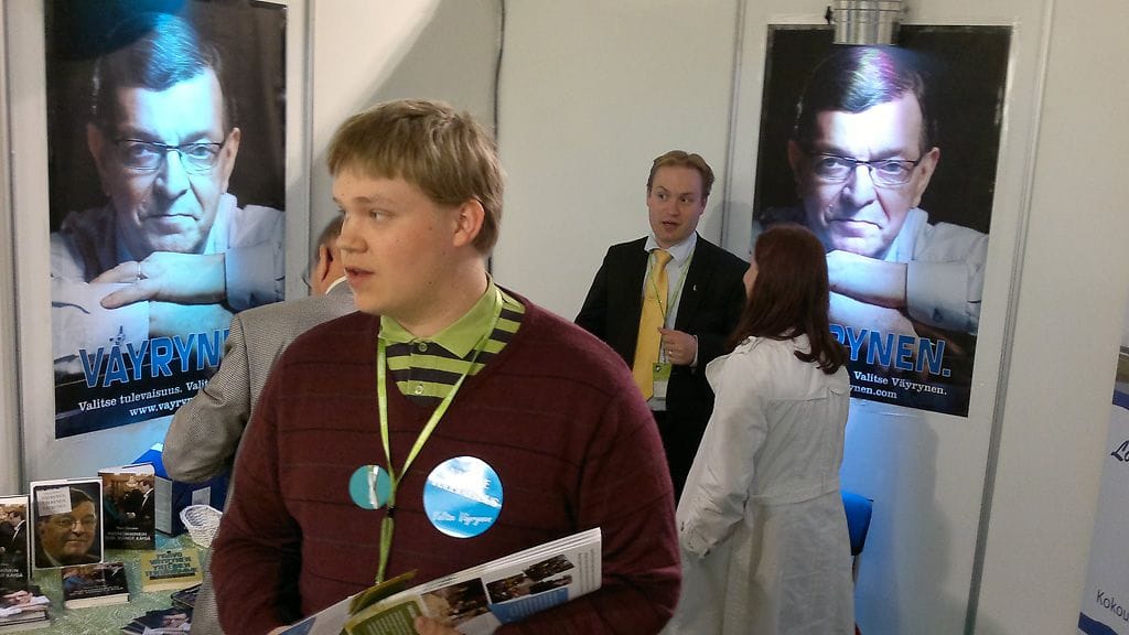 Puheenjohtajaehdokas Paavo Väyrysen kampanjaväkeä