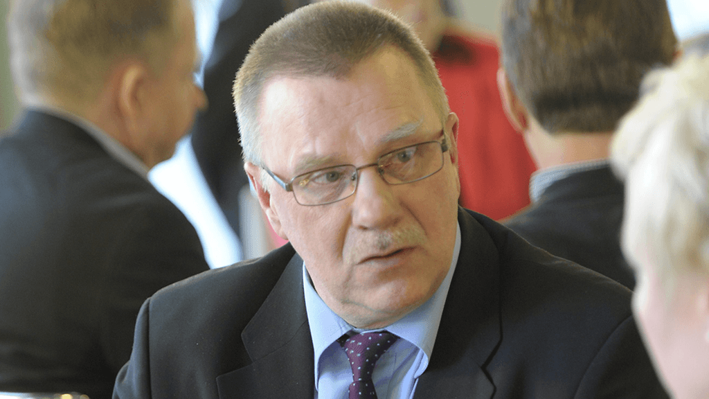 Perussuomalaisten Pentti Oinonen tivasi puolustusministeriltä ärtyneenä, että miltä sotaveteeraaneista kyseiset leikkaukset tuntuvat.