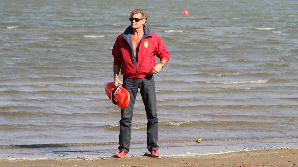 David Hasselhoff Hietaniemen uimarannalla.