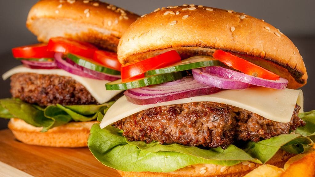 Kahden huippukokin neuvoilla valmistat takuulla makoisat juhannusburgerit.