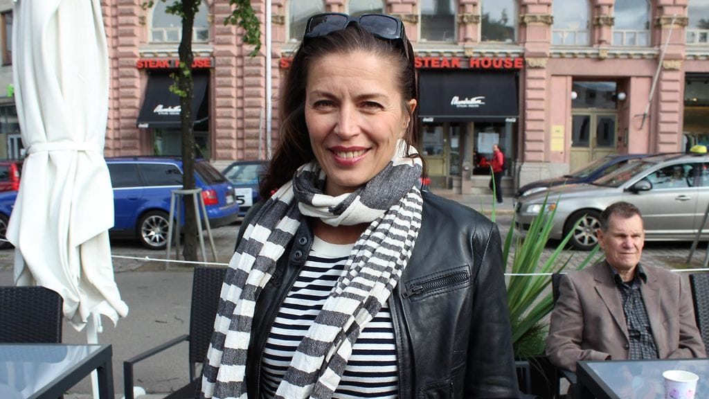Kristiina Halttu viihtyi Cafe Rymy-Eetun terassilla viileästä säästä huolimatta.