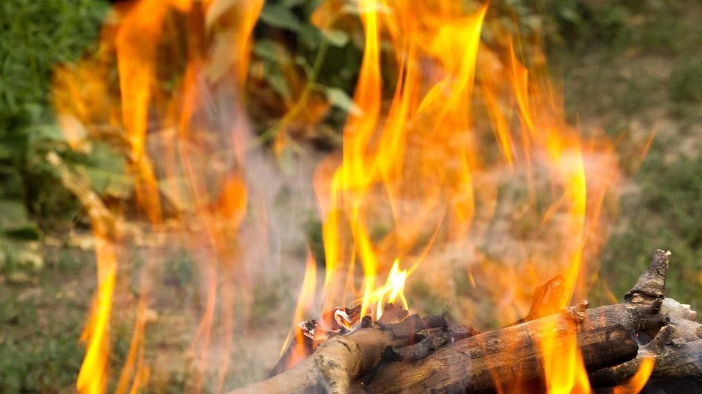 Pelastuslaitos muistuttaa, että lapsille ja nuorille olisi syytä teroittaa, että tulella leikkiminen on aina vaarallista, mutta erityisesti nyt kun maasto on kuivaa. Kuvituskuva.