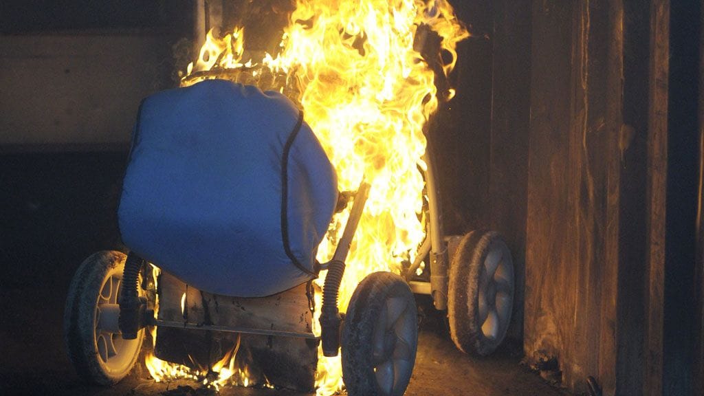 Lastenvaunut levittävät palaessaan paljon vaarallisia kaasuja. Kuvituskuva.