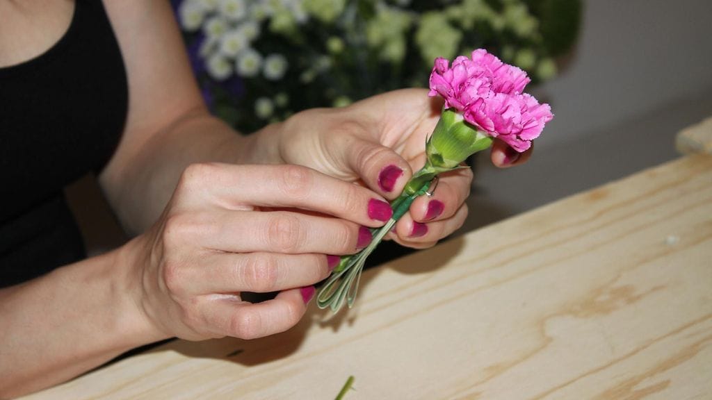 Yksinkertainen, näyttävä kukka sopii vaikkapa sulhasen juhla-asusteeksi.