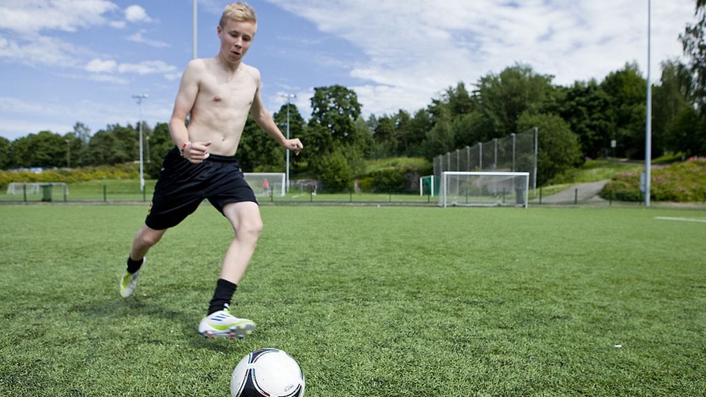 Roni Hakola harjoitteli Hesa cupia varten Töölön pallokentällä.