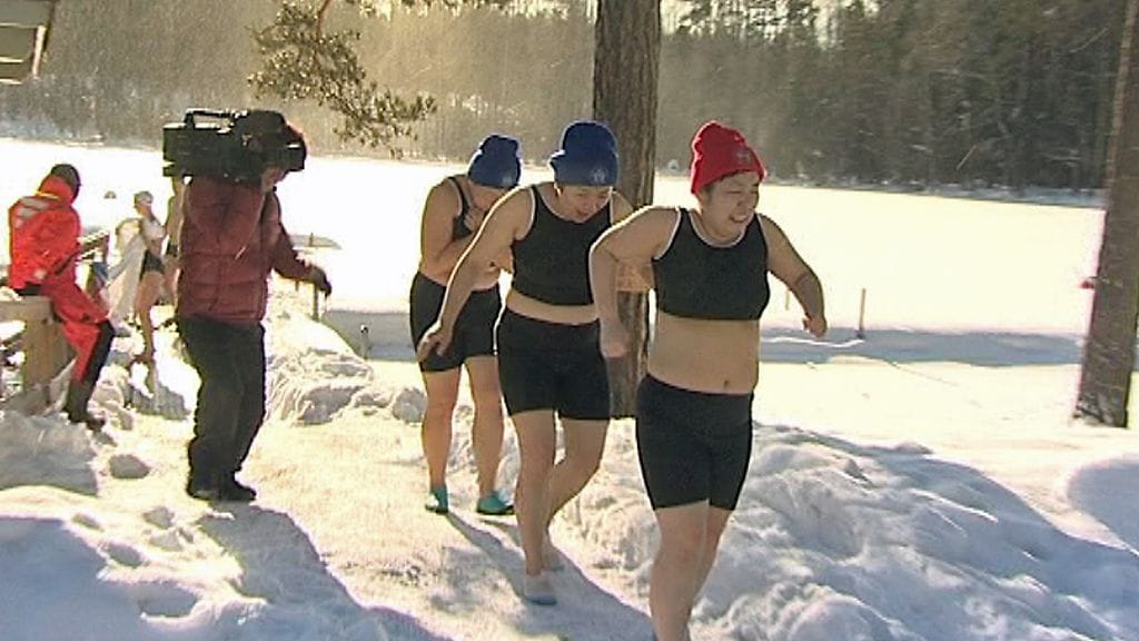 Japanilainen kuvausryhmä Vantaalla 26.2.2012. Kuusijärvellä kuvattiin avantouintia matkailuohjelmaan.