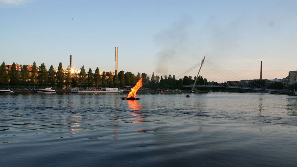 Juhannuskokko palaa järvellä