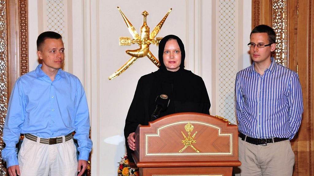 Atte (vas) ja Leila Kaleva sekä itävaltalaisopiskelija Dominik Neubauer sieapttiin Sanaassa joulukuussa 2012.