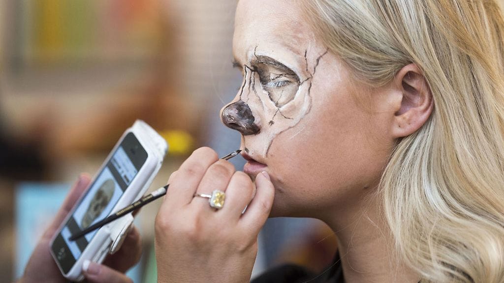 Maria Malone-Guerbaan meikkaa