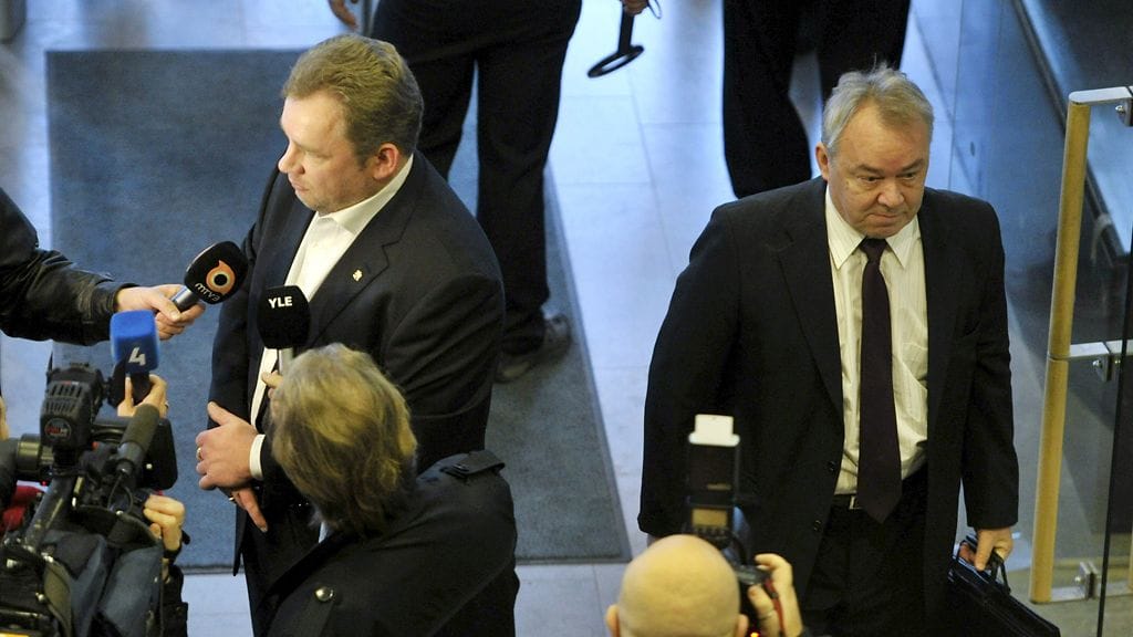Entiset Nova-johtajat Arto Merisalo (vas.) ja Tapani Yli-Saunamäki (oik.) Helsingin käräjäoikeudessa 4. marraskuuta 2011.