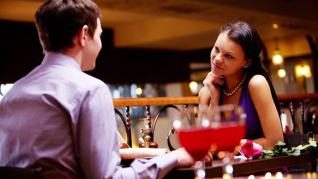 Mies ja nainen ravintolassa