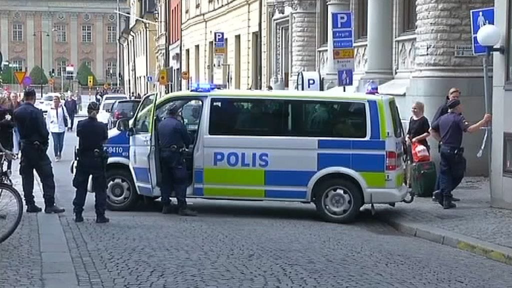 Tukholman pohjoisosassa asuvan 18-vuotiaan Saran mukaan ihmisillä ei ole siellä kovin suurta luottamusta poliisiin.