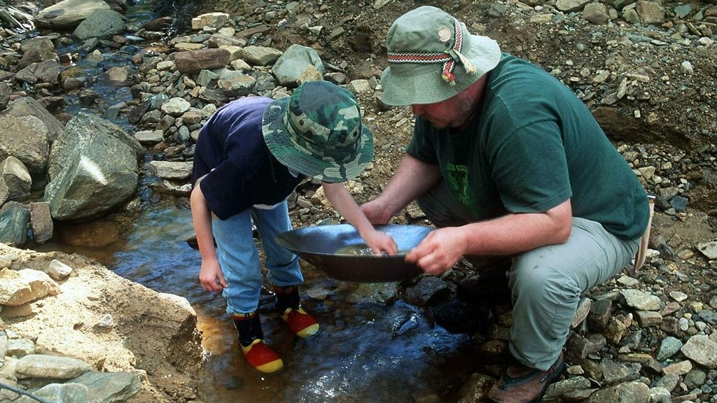 Saksalainen kullanhuuhtoja opettaa poikaansa huuhtomaan.