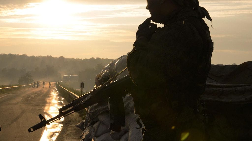 Separatisti valvoo tietä Donetskin aluella.