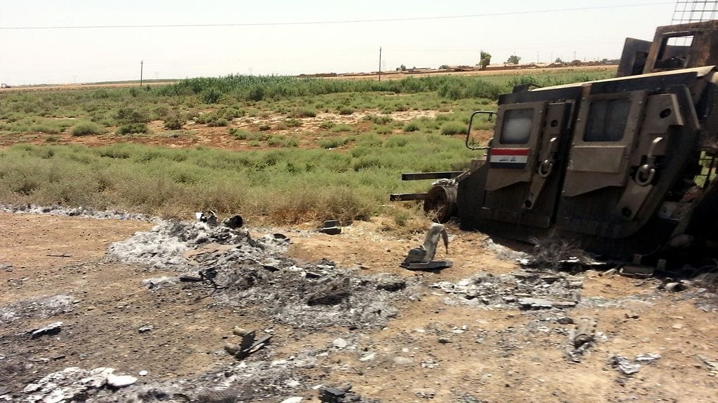 Tuhottu Irakin armeijan rekka lähellä Baijin öljynjalostamoa, jonka kapinalliset valtasivat eilen.