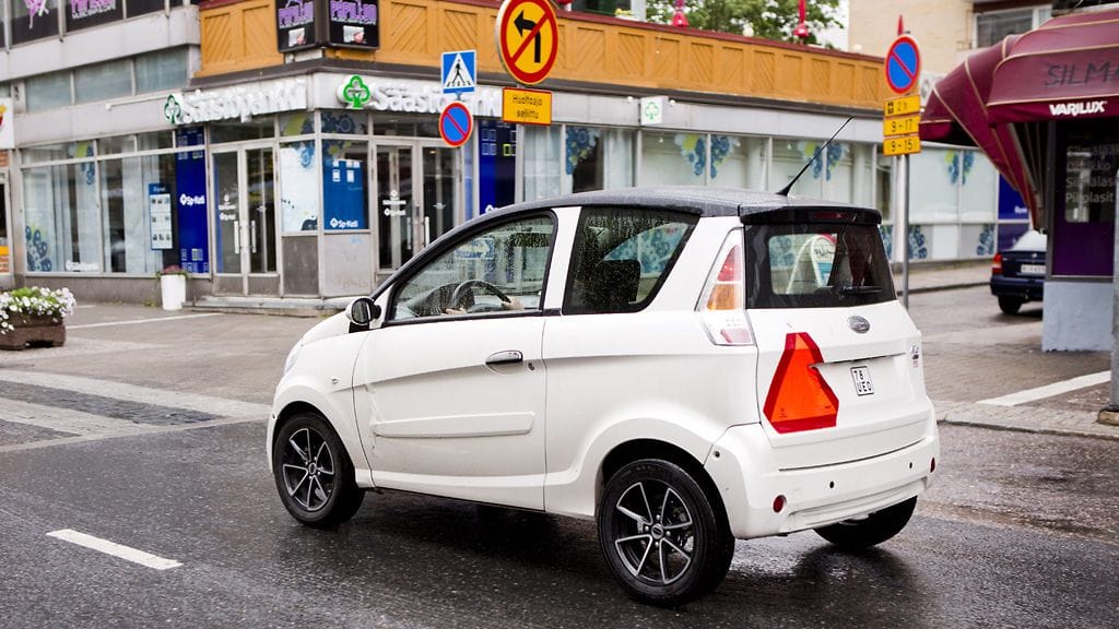 Poliisi vinkkaa mopoautoilijoiden vanhempia.