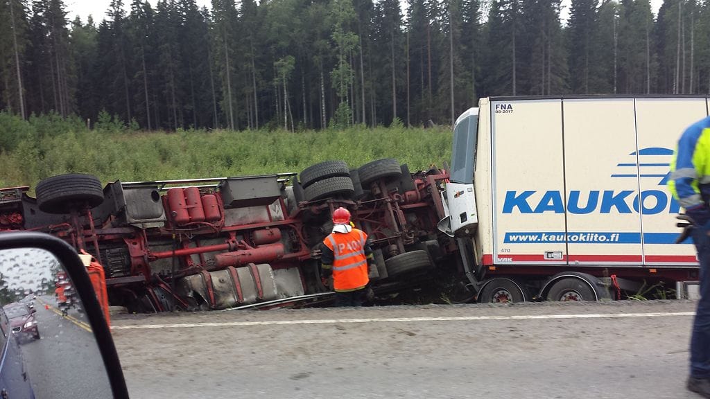 Ojaan kaatunut rekka on saatu raivattua Huittisissa.