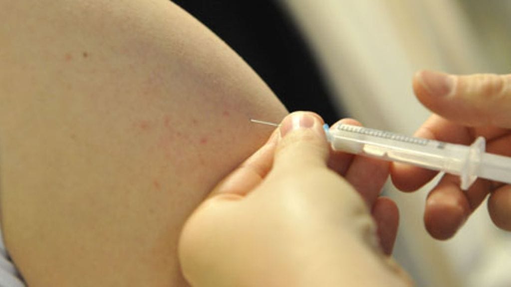 Meilahden sairaalassa annettaan henkilökunnalle H1N1 -rokotetta Helsingissä maanantaina 26. lokakuuta 2009. Lehtikuva