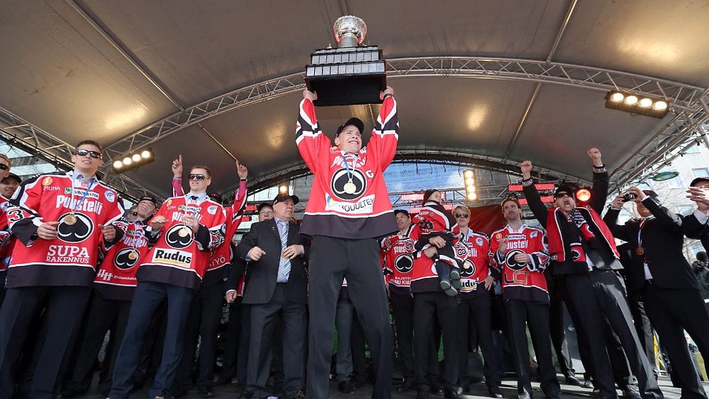 Ässät juhlivat jääkiekon Suomen mestaruutta yhdessä kannattajiensa kanssa Porin torilla lauantaina 27. huhtikuuta 2013. Etualalla Ässien kapteeni Ville Uusitalo mestaruuspokaalin 'pojan' kanssa.