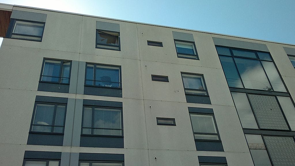 Räjähdyksessä lentäneet kivet rikkoivat ikkunoita Rauhanpuisto nimisellä kadulla Espoossa 3.7.2012. Kuva: Jonna Tammi